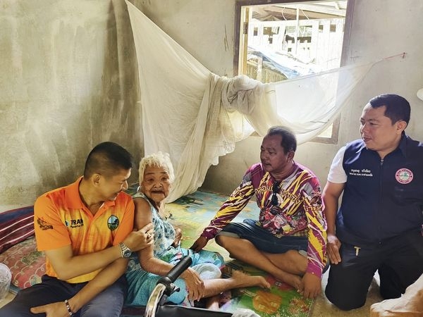 ลงพื้นที่ เยี่ยมเยือนให้กำลังใจ พร้อมมอบรถเข็นวีลแชร์ เตียงผู้ป่วย