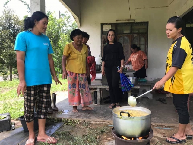 สนับสนุนข้าวสารอาหารแห้งและน้ำดื่มให้กับอาสาสมัคร ซึ่งได้ช่วยเหลือชาวบ้าน ม.1