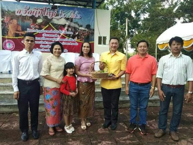 ทำบุญตักบาตรทางเรือ ณ สระน้ำหนองเดา