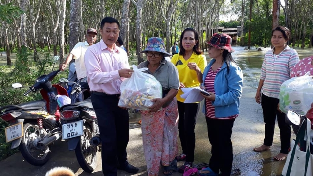 มอบถุงยังชีพให้แก่ราษฎรที่ประสบภัยน้ำท่วมบ้านพักอาศัย จำนวน 18 ครัวเรือน